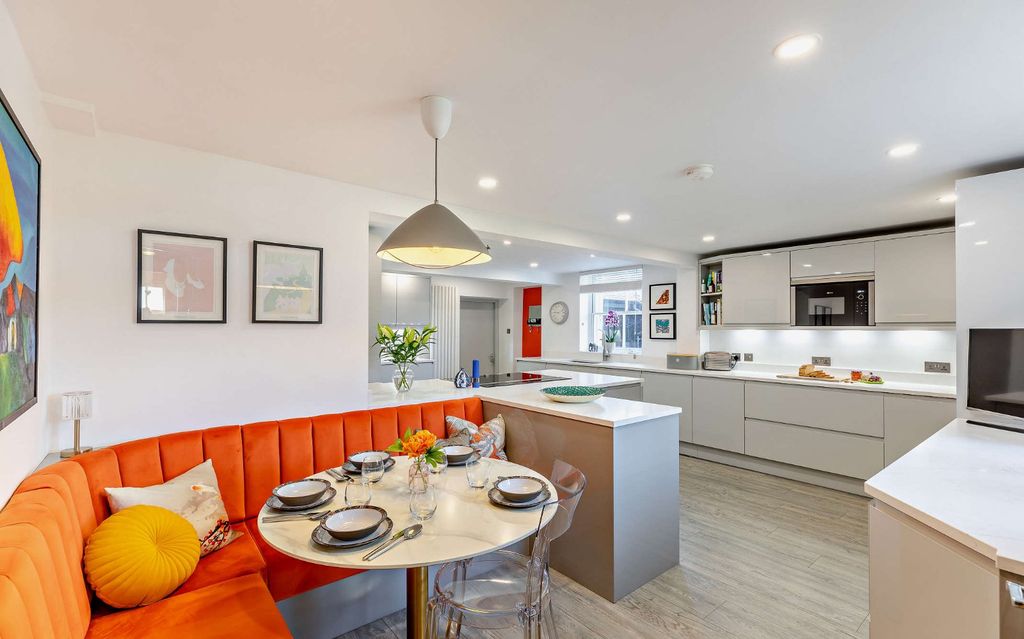 Property photo 3 of 30 Bench Seating