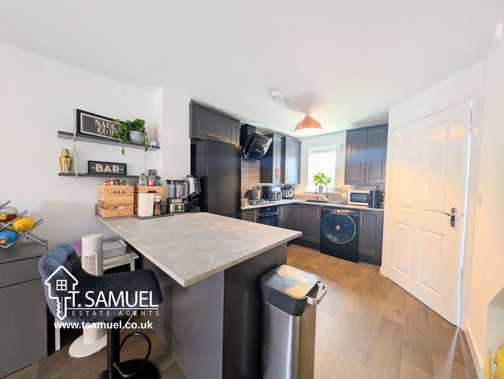 Property photo 3 of 25 Lounge/Kitchen