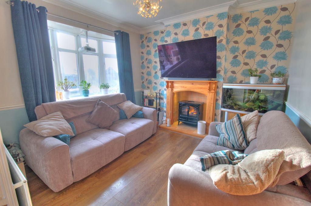 Property photo 3 of 22 Lounge