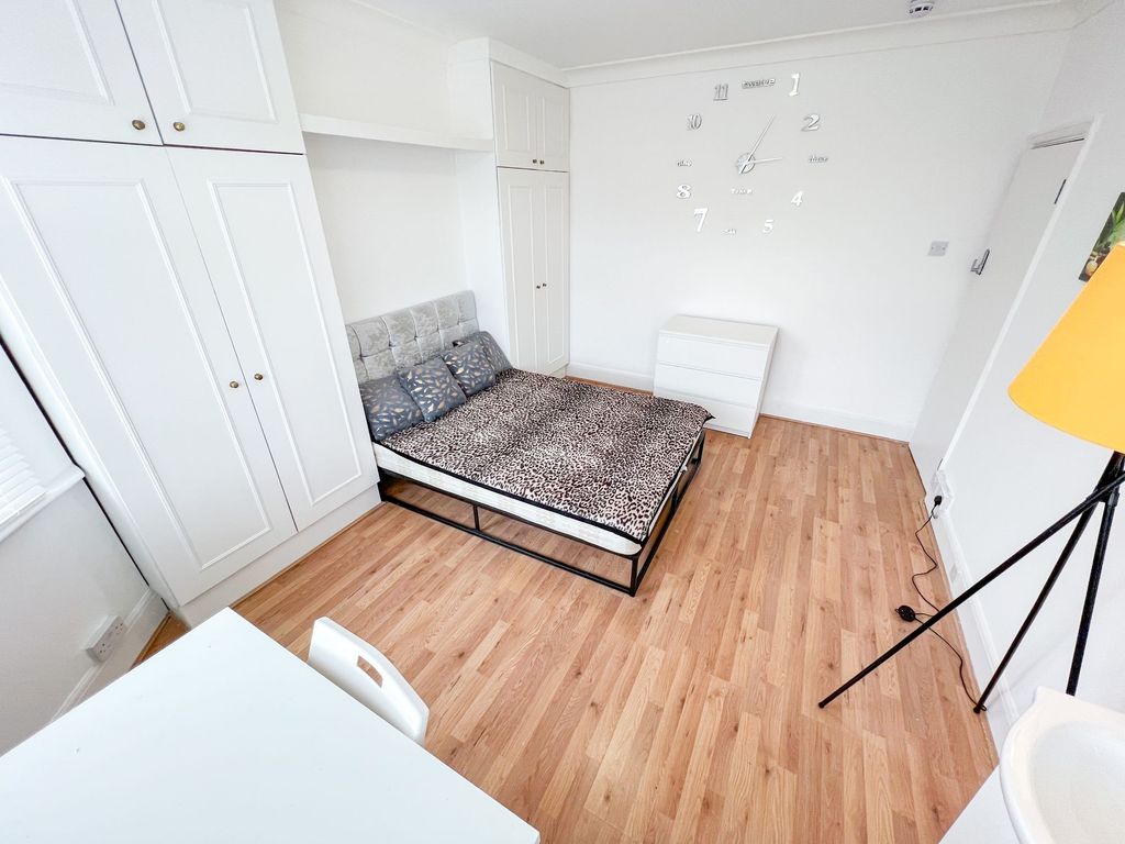 Property photo 2 of 4 Bright And Spacious Master Bedroom Featuring A Com...