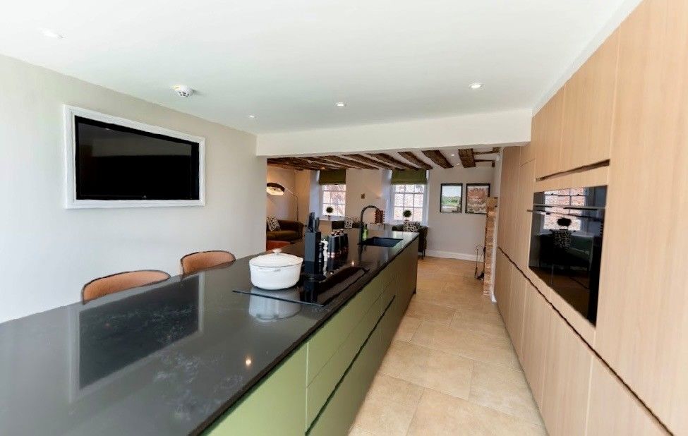 Property photo 3 of 18 Kitchen