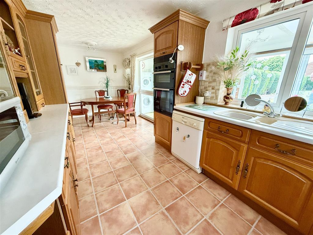 Property photo 3 of 19 Kitchen