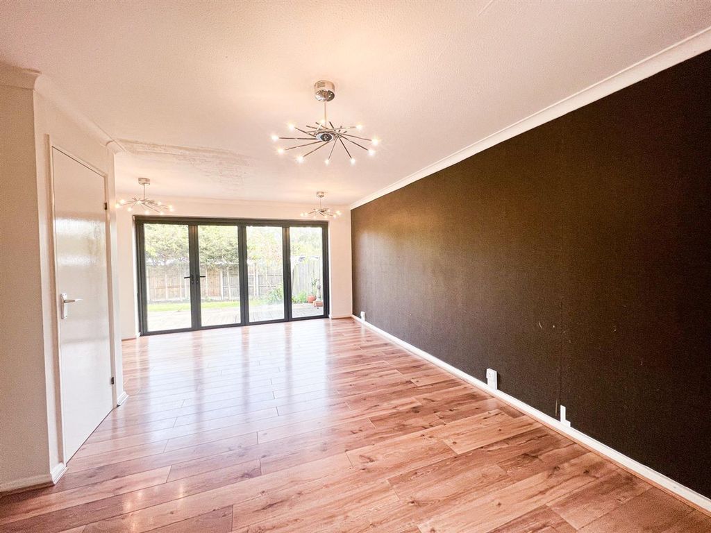 Property photo 2 of 15 Hookstone Way Ig8