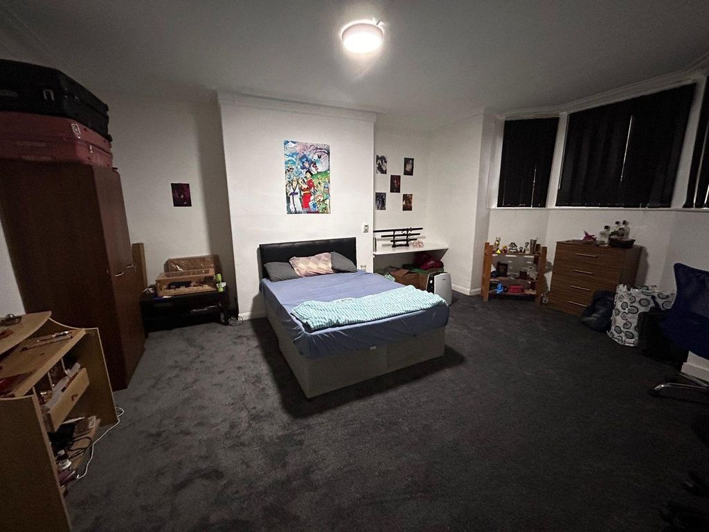 Property photo 2 of 9 Spacious Master Bedroom With Ample Floor Space...