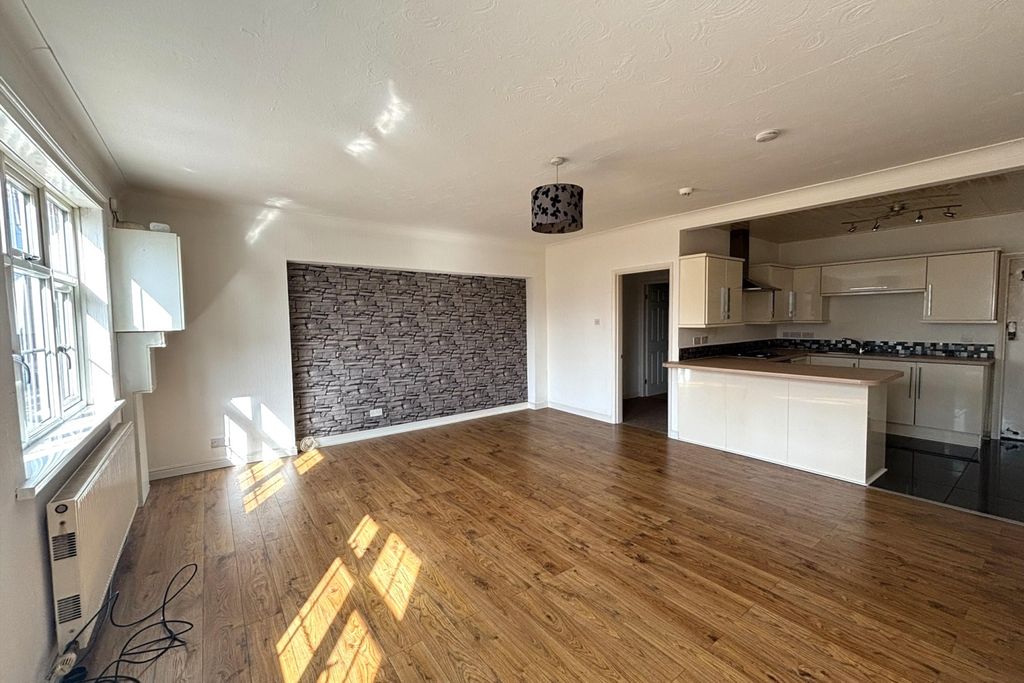 Property photo 2 of 7 7A Waltham Road Lounge 2