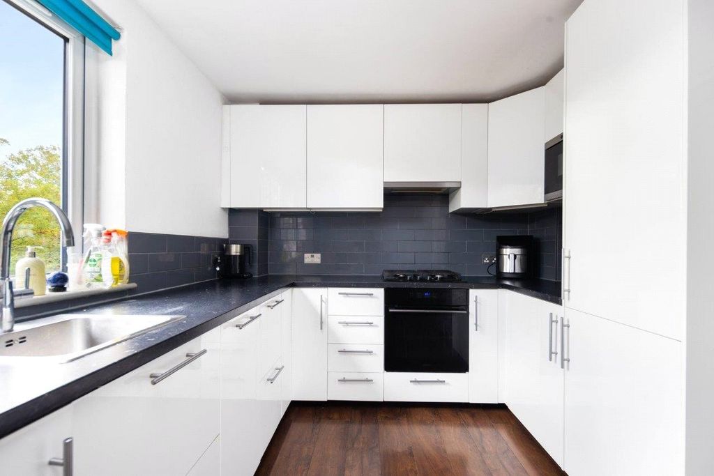 Property photo 3 of 19 Kitchen