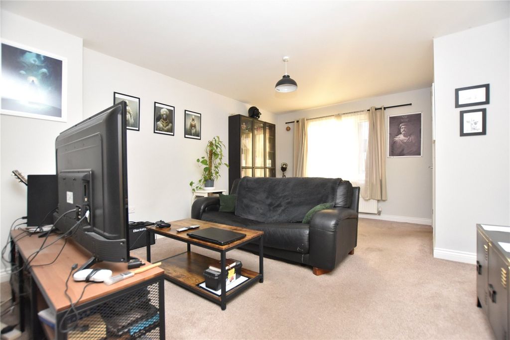 Property photo 3 of 23 Picture No. 15