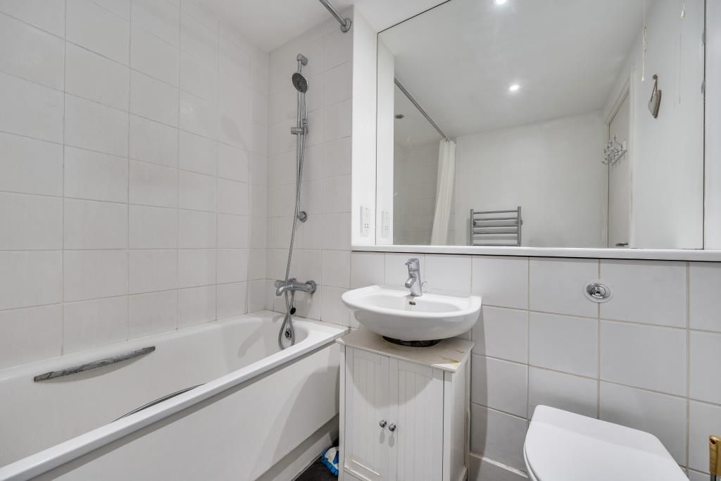 Property photo 2 of 18 Bathroom