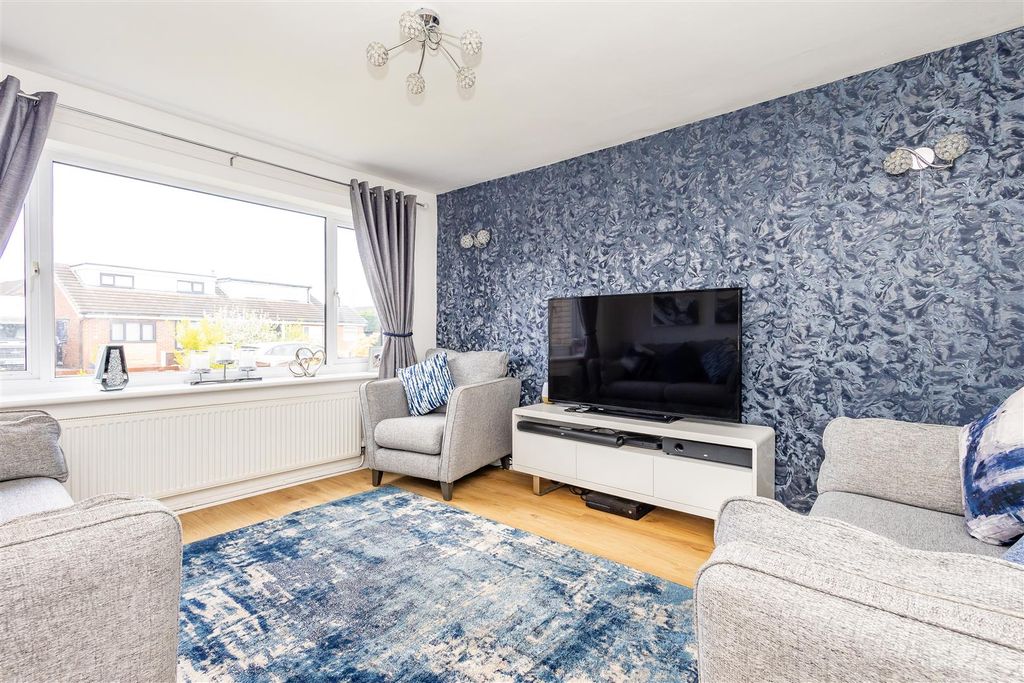 Property photo 3 of 19 Lounge