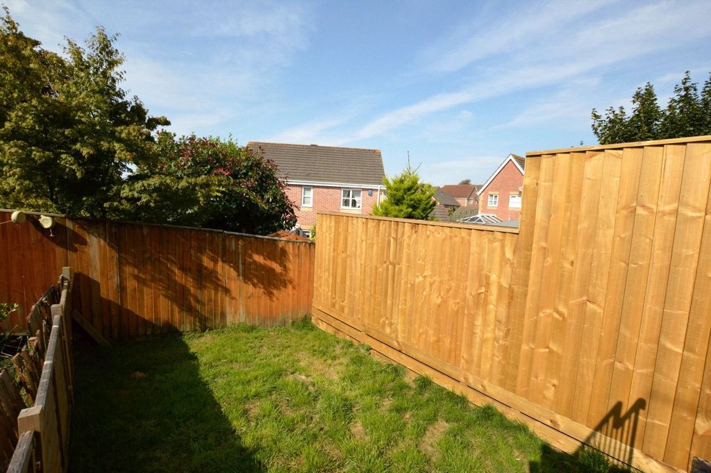 Property photo 2 of 8 2 - Garden