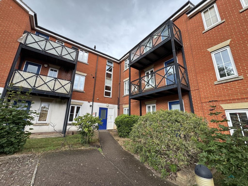 Property photo 1 of 7 Large 2 Bedroom Flat