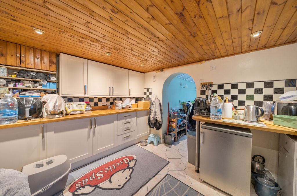 Property photo 3 of 17 1393043-24-69442544E2F60-Arw-1