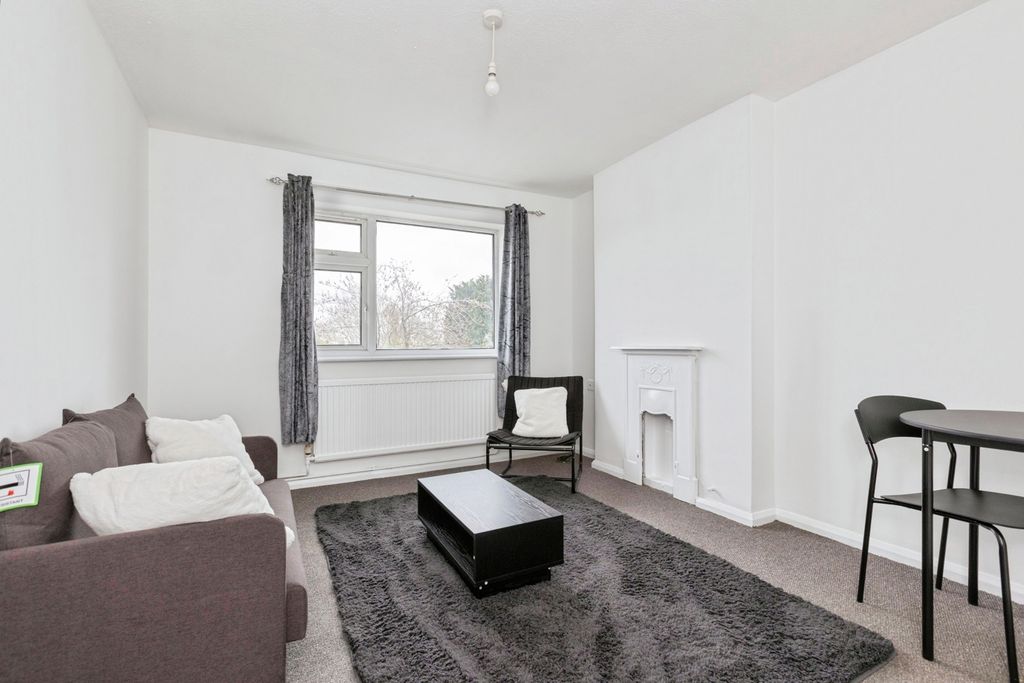 Property photo 2 of 17 Lounge