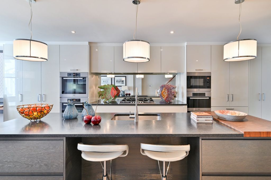 Property photo 2 of 20 Kitchen Sw3