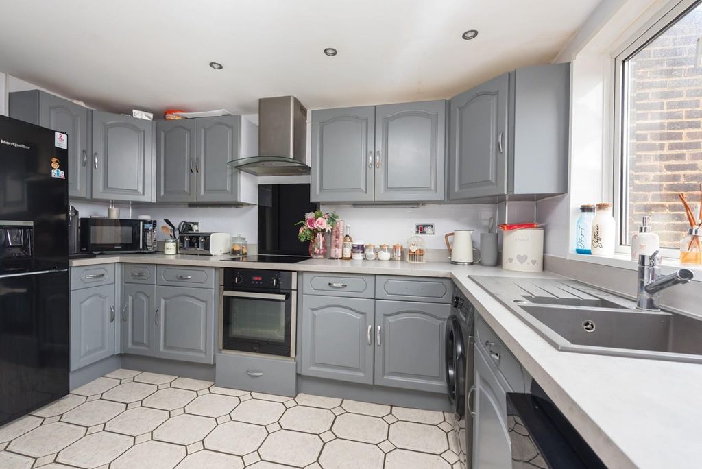 Property photo 3 of 11 Kitchen