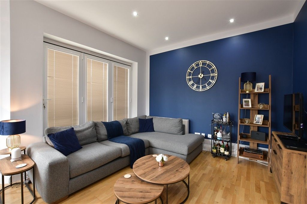 Property photo 1 of 12 Lounge