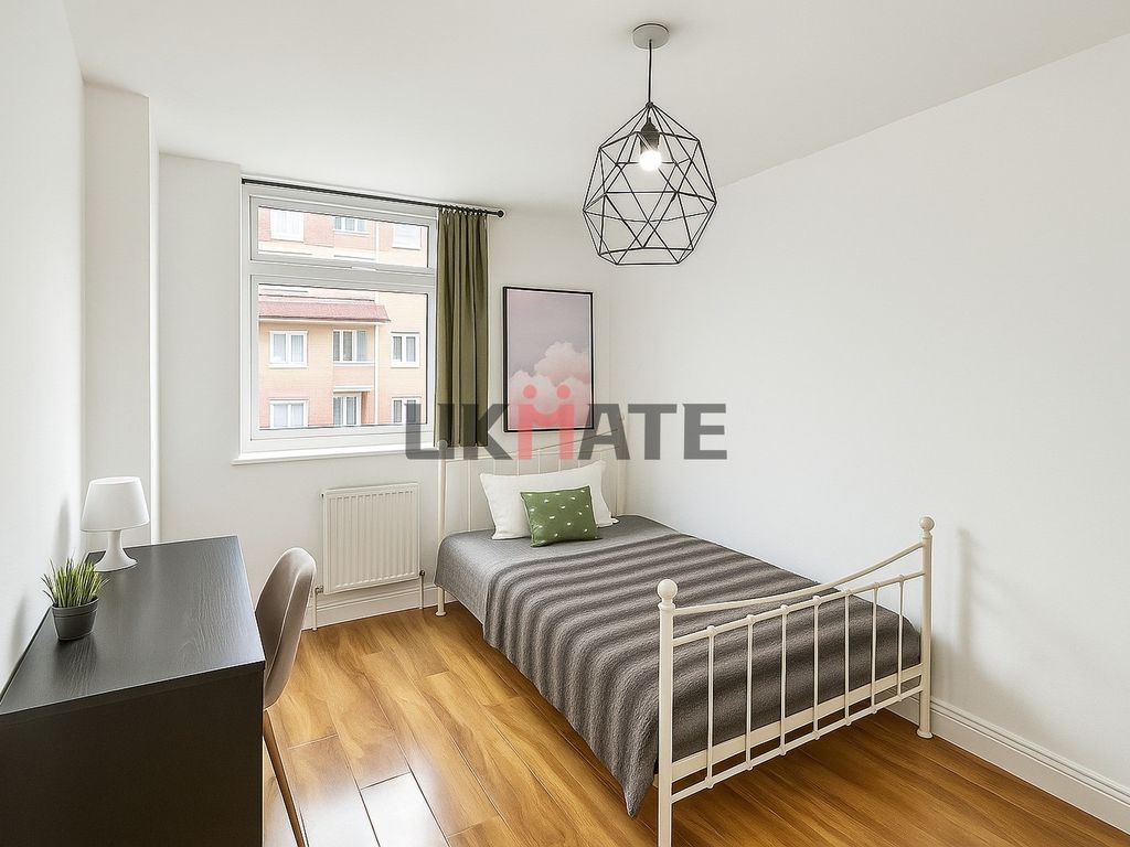 Property photo 3 of 20 Bright And Inviting Double Bedroom With A Large Wi...