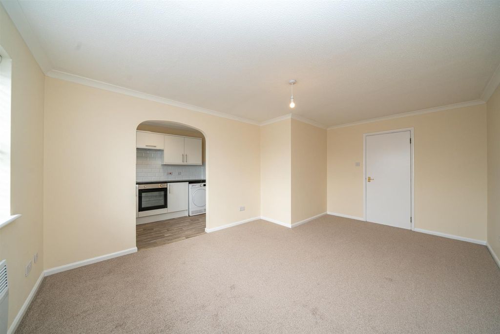 Property photo 3 of 8 Flat-14-Station-Approach-0791.Jpg