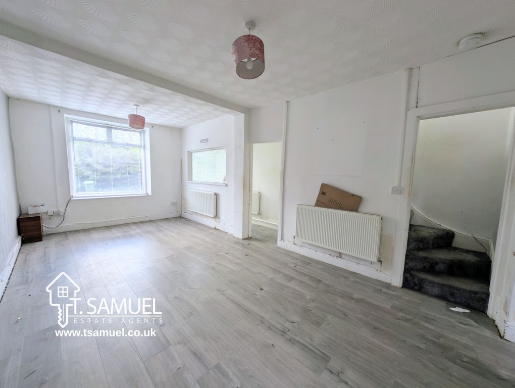 Property photo 3 of 19 Living Room