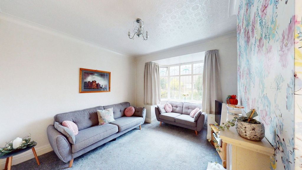 Property photo 2 of 17 Lounge