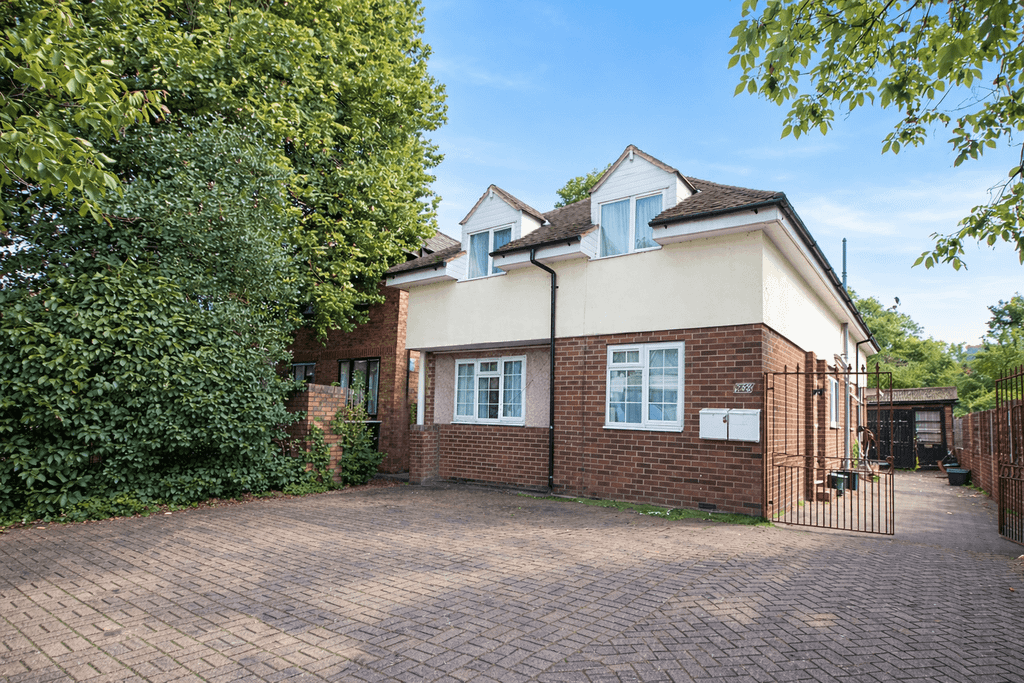 Property photo 1 of 7 3 Bedroom Apartment For Rent