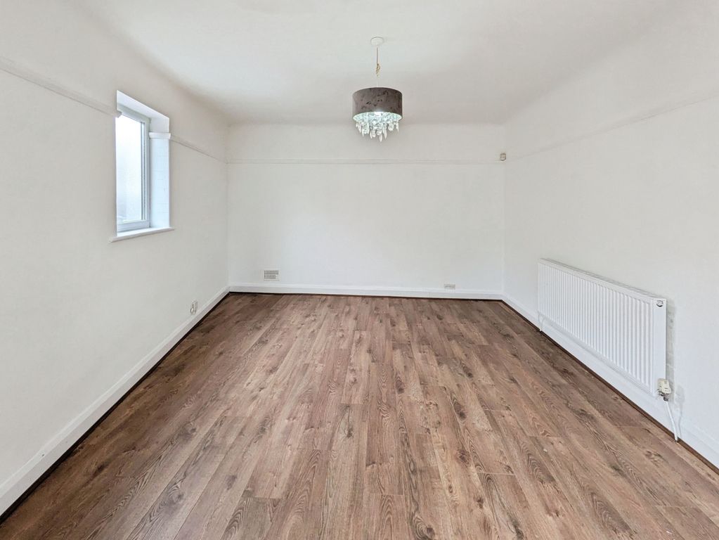 Property photo 3 of 11 82c87A45-Pxl_20260707_125403326