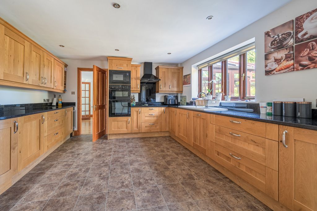 Property photo 3 of 17 Kitchen