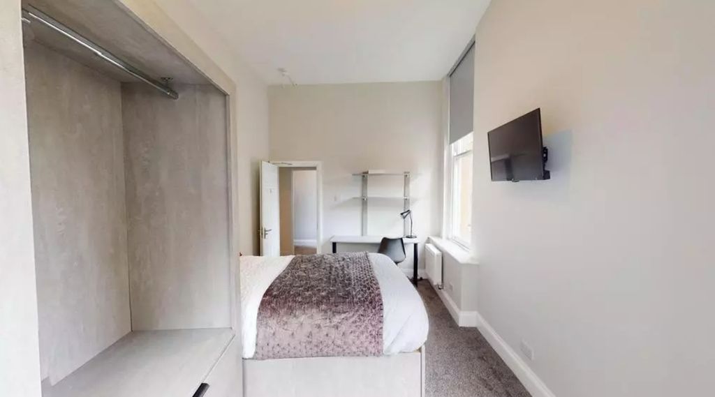 Property photo 3 of 9 A Bright And Inviting Double Bedroom Featuring Mod...