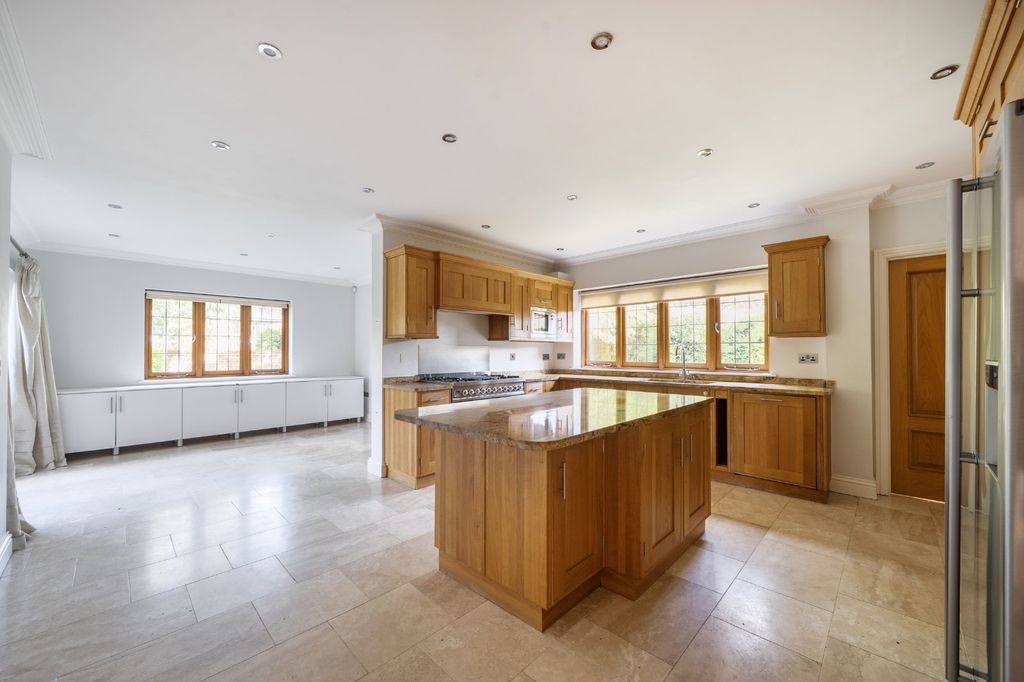 Property photo 3 of 12 Kitchen