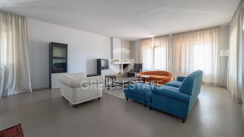 Property photo 2 of 40 Interiors
