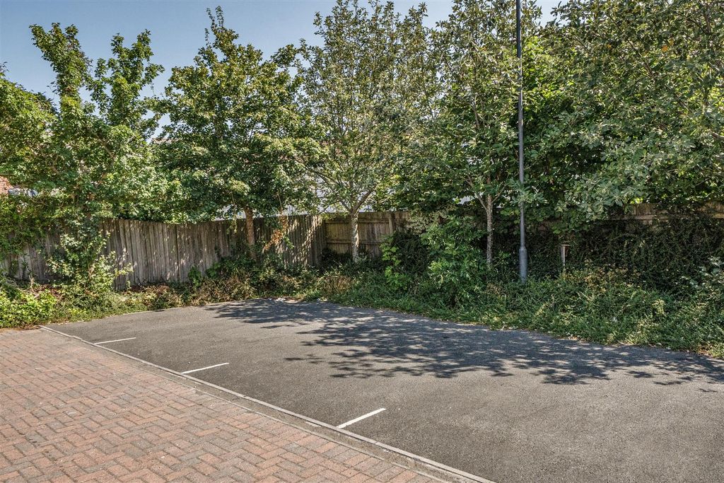 Property photo 3 of 10 Parking