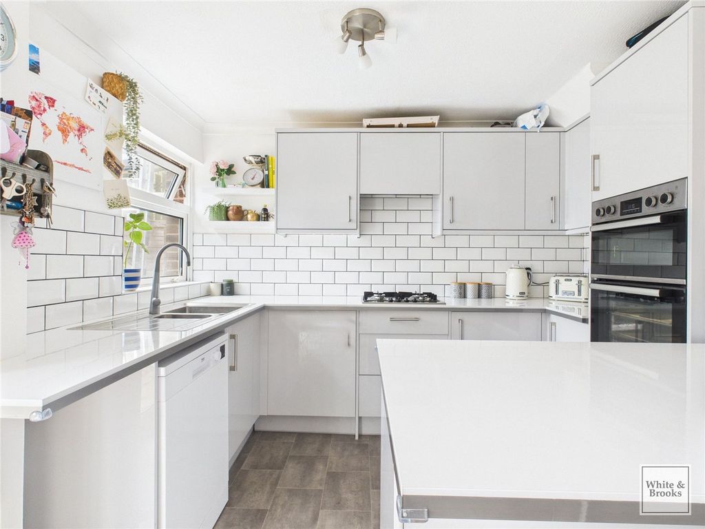 Property photo 3 of 20 Kitchen