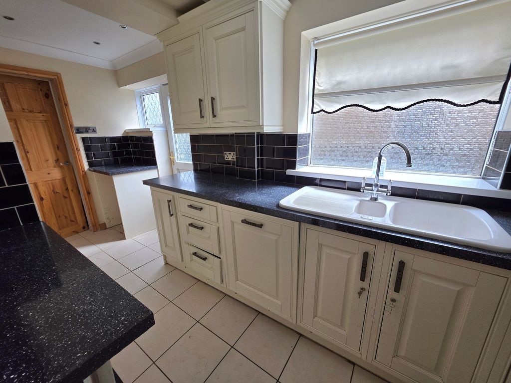 Property photo 3 of 25 Kitchen