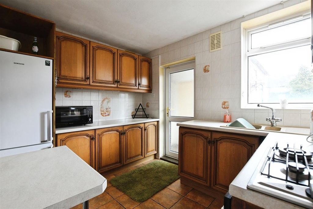 Property photo 2 of 15 Fitted Kitchen