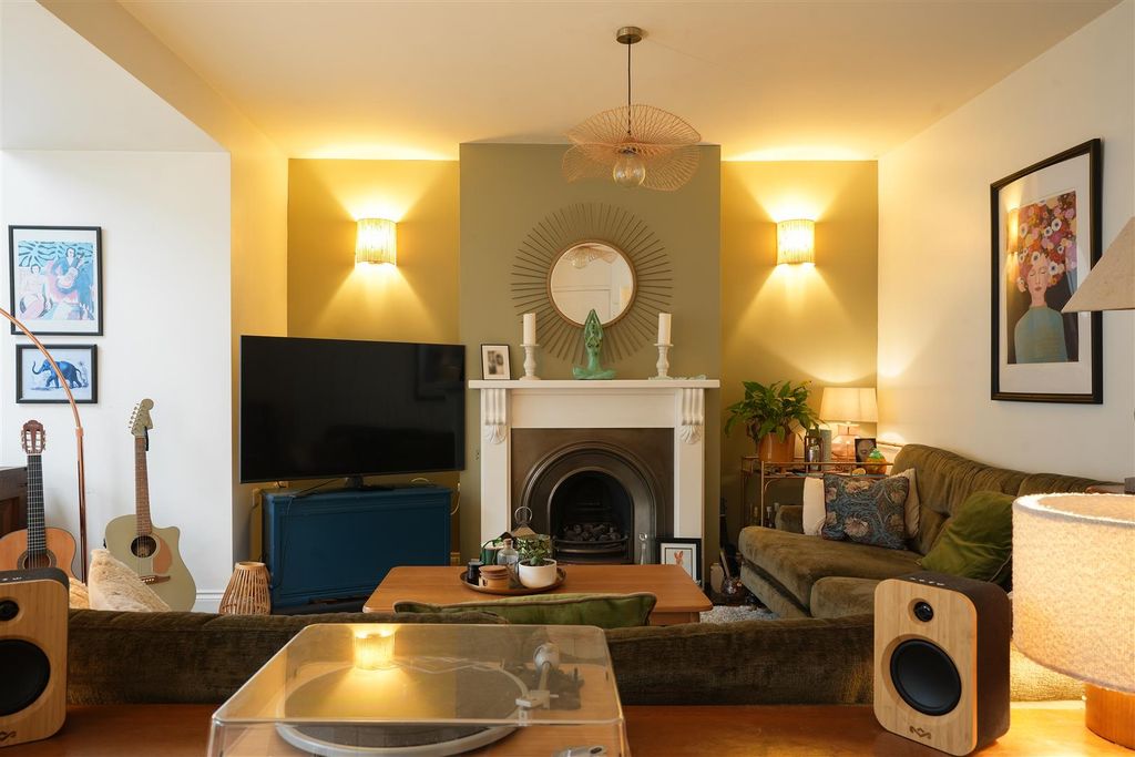 Property photo 3 of 40 Lounge