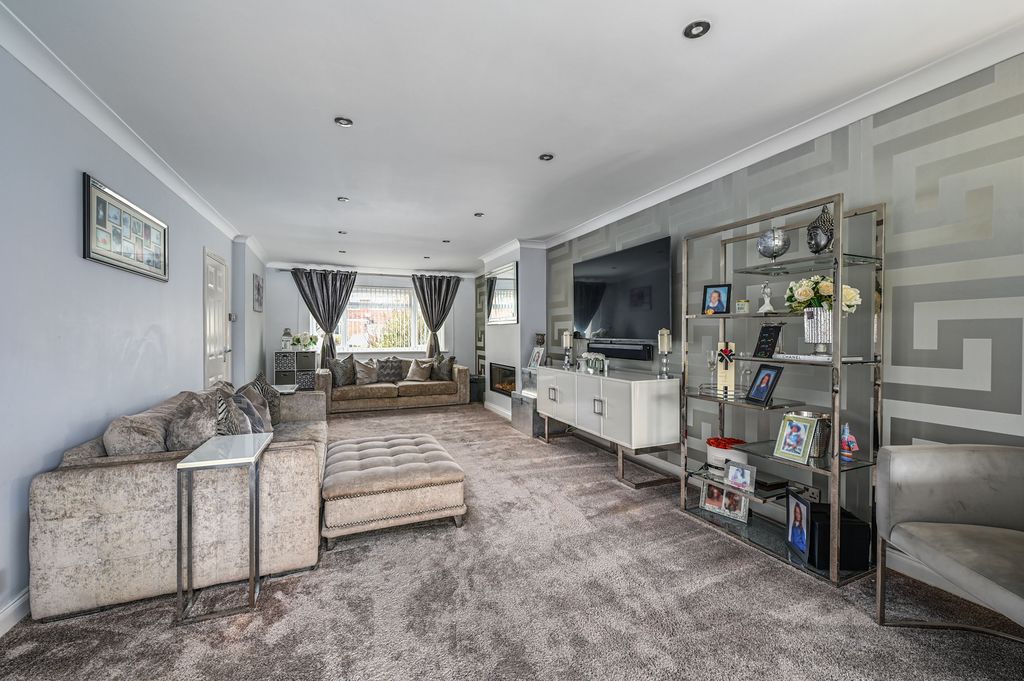 Property photo 2 of 9 7 Hamble Av (10)