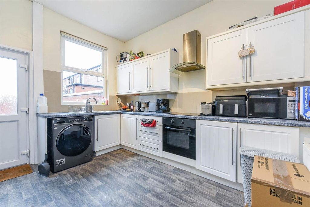 Property photo 3 of 14 Kitchen