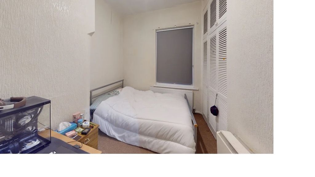 Property photo 2 of 5 A Cozy And Well-Maintained Bedroom Featuring A Com...