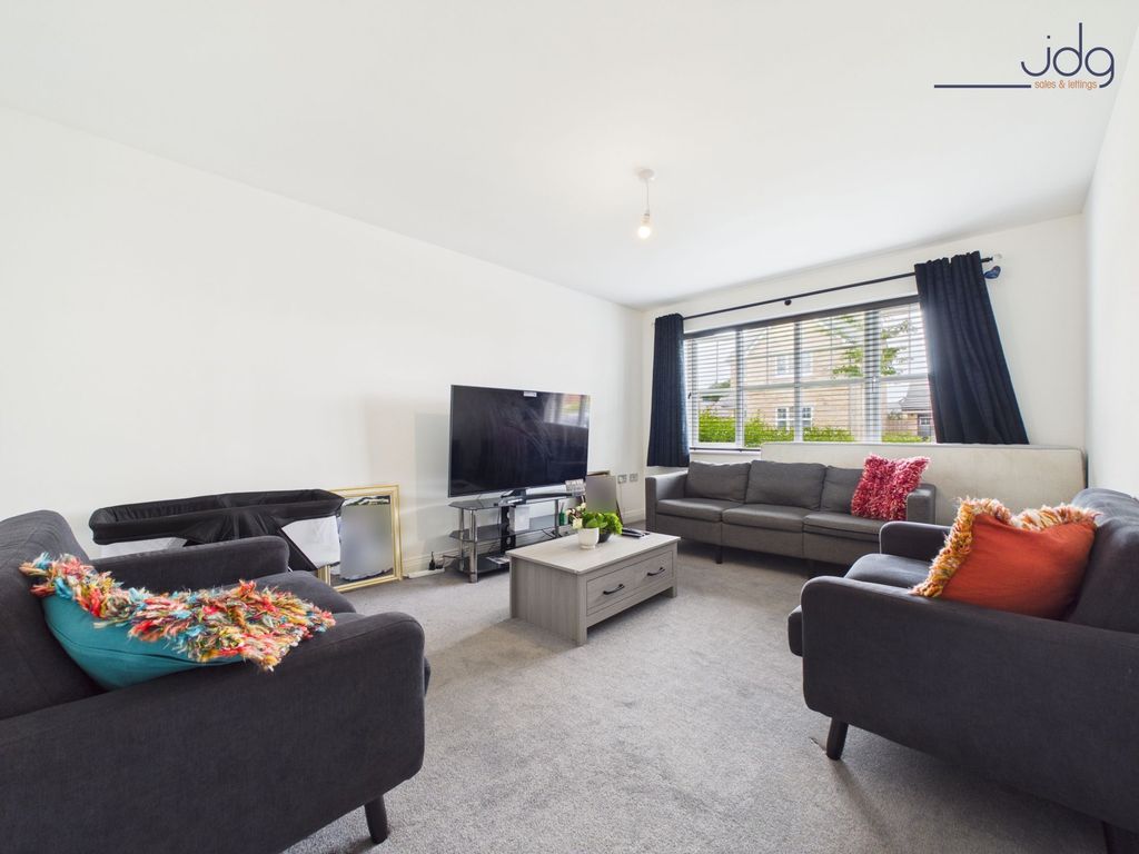 Property photo 2 of 16 Spacious Lounge