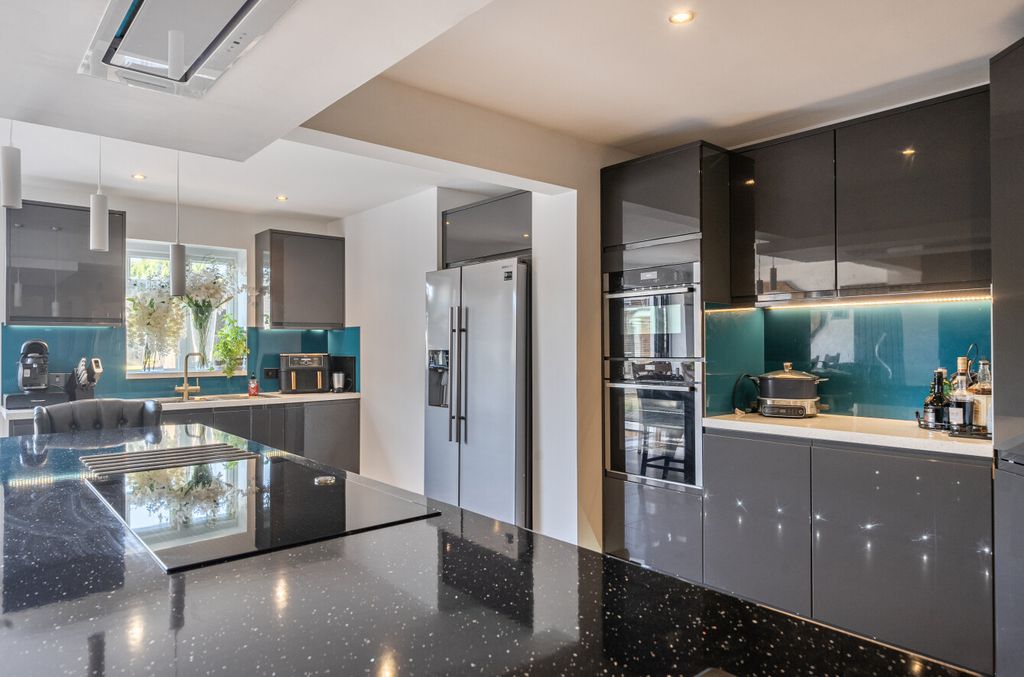 Property photo 3 of 23 14372171969d61Eb943035