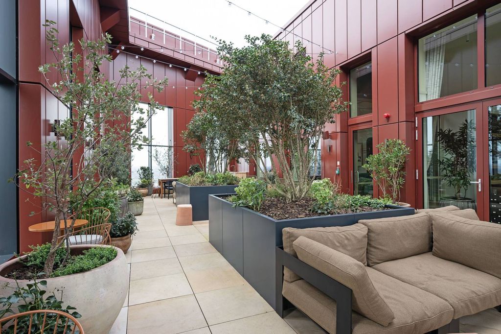 Property photo 2 of 35