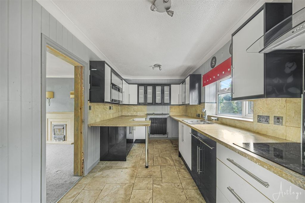 Property photo 3 of 15 Kitchen/Breakfast Room