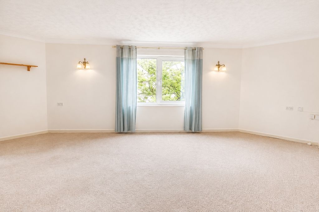 Property photo 3 of 8 68d1529A-B6d8-4F40-9B25-1Ff15d8608E9