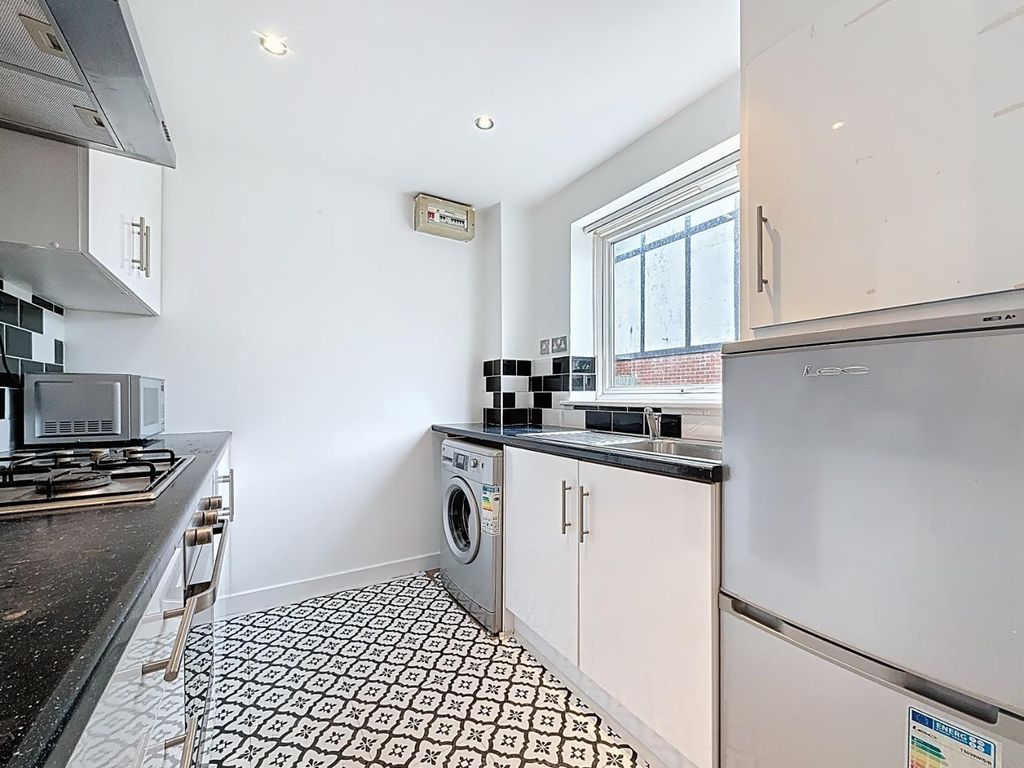 Property photo 2 of 11 Kitchen
