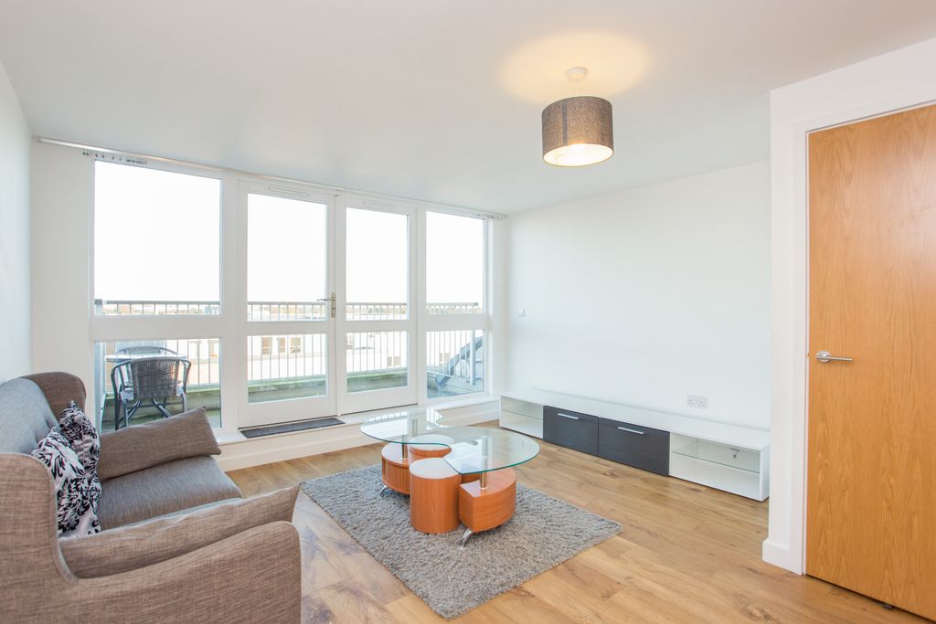 Property photo 1 of 7 Pro Lounge2.Jpg