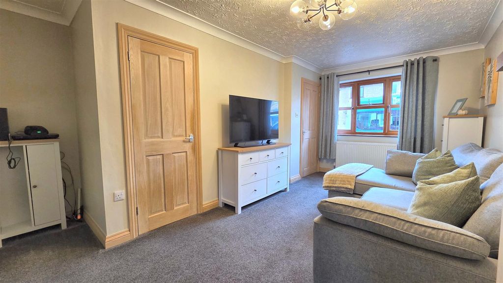 Property photo 2 of 12 Lounge