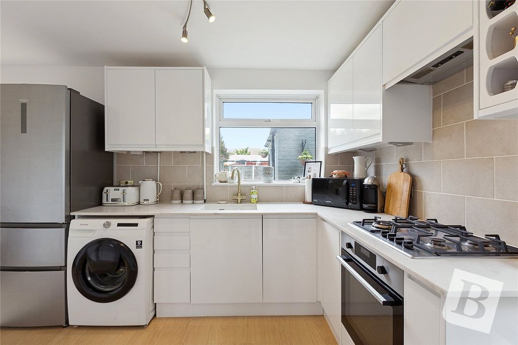 Property photo 3 of 10 Kitchen