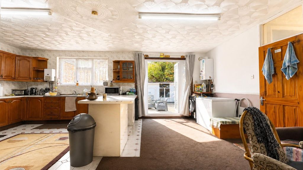 Property photo 3 of 17 Plashet Rd, E13 Houses For Sale By Barrain London