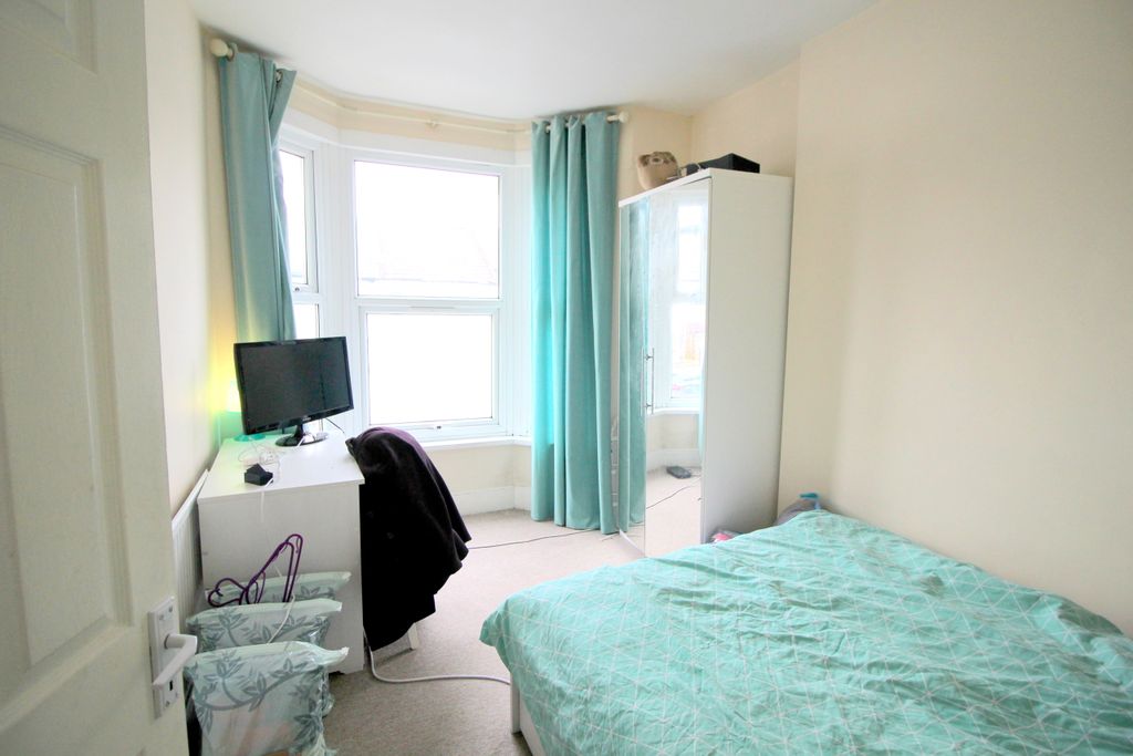 Property photo 3 of 9 Bed2.Jpg