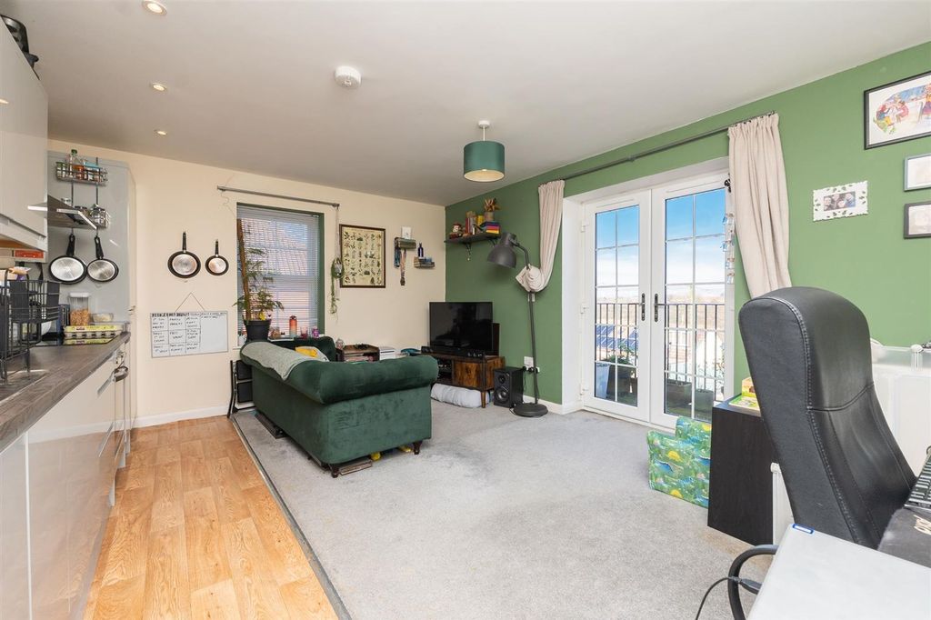 Property photo 2 of 27 7-Railway-Court-Bs20-0Ff-1.Jpg